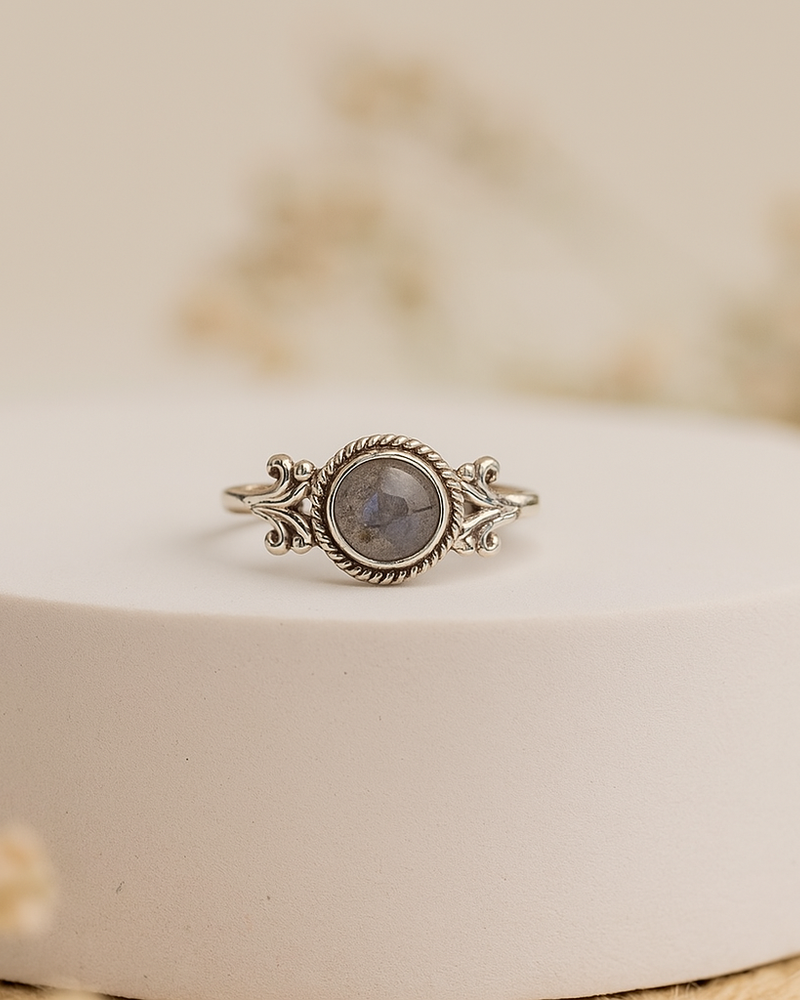 Labradorite Carved Round 925 Silver Ring
