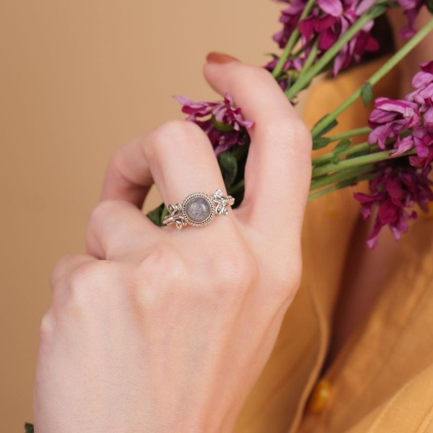 Labradorite Carved Round 925 Silver Ring