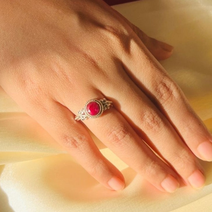 Dyed Ruby Carved Round 925 Silver Ring