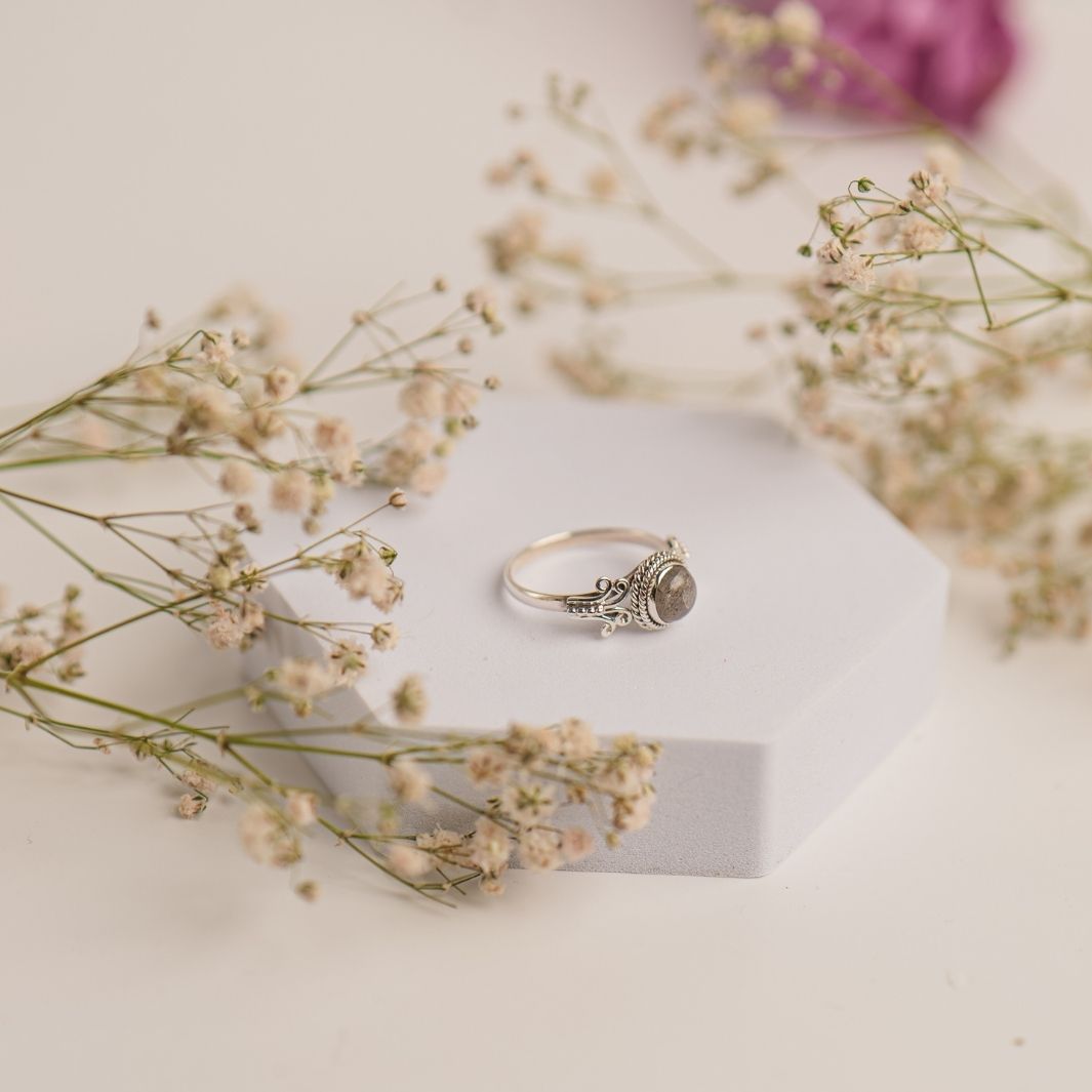 Labradorite Carved Round 925 Silver Ring