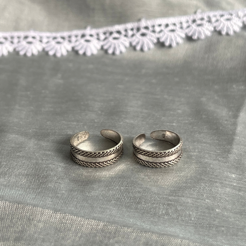 Double Flower Design Oxidised Silver Toe Ring Set - Mrigangi